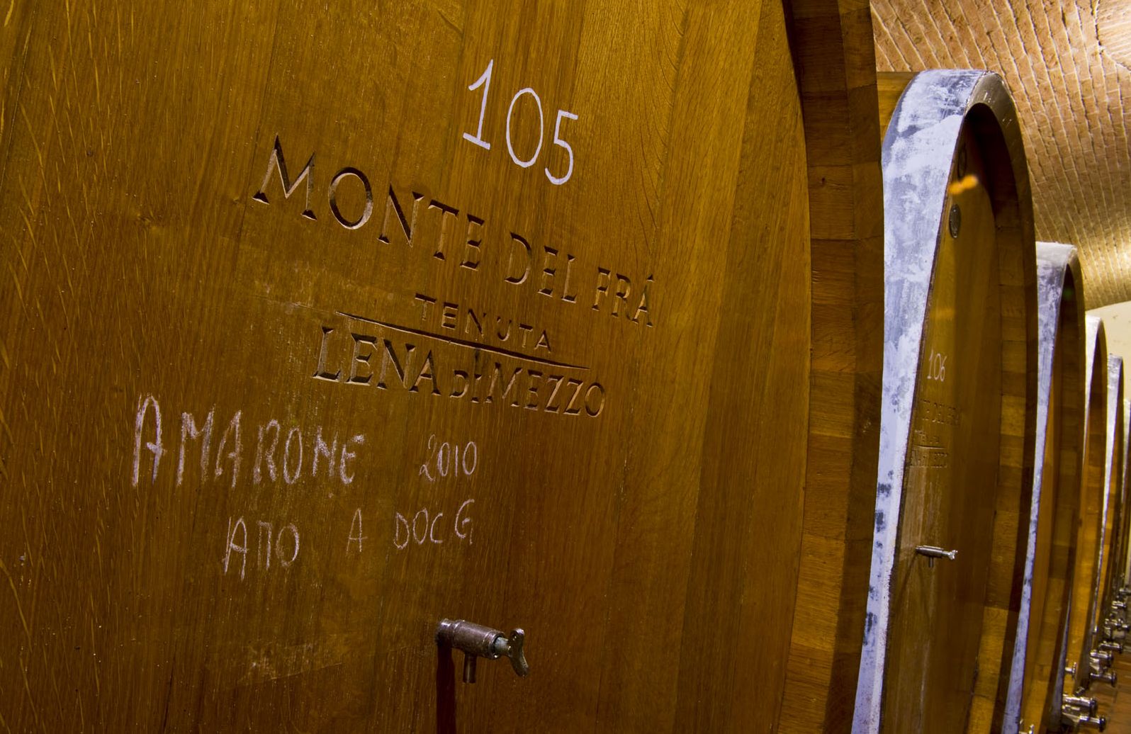 Vat met Amarone in de kelder van het domein