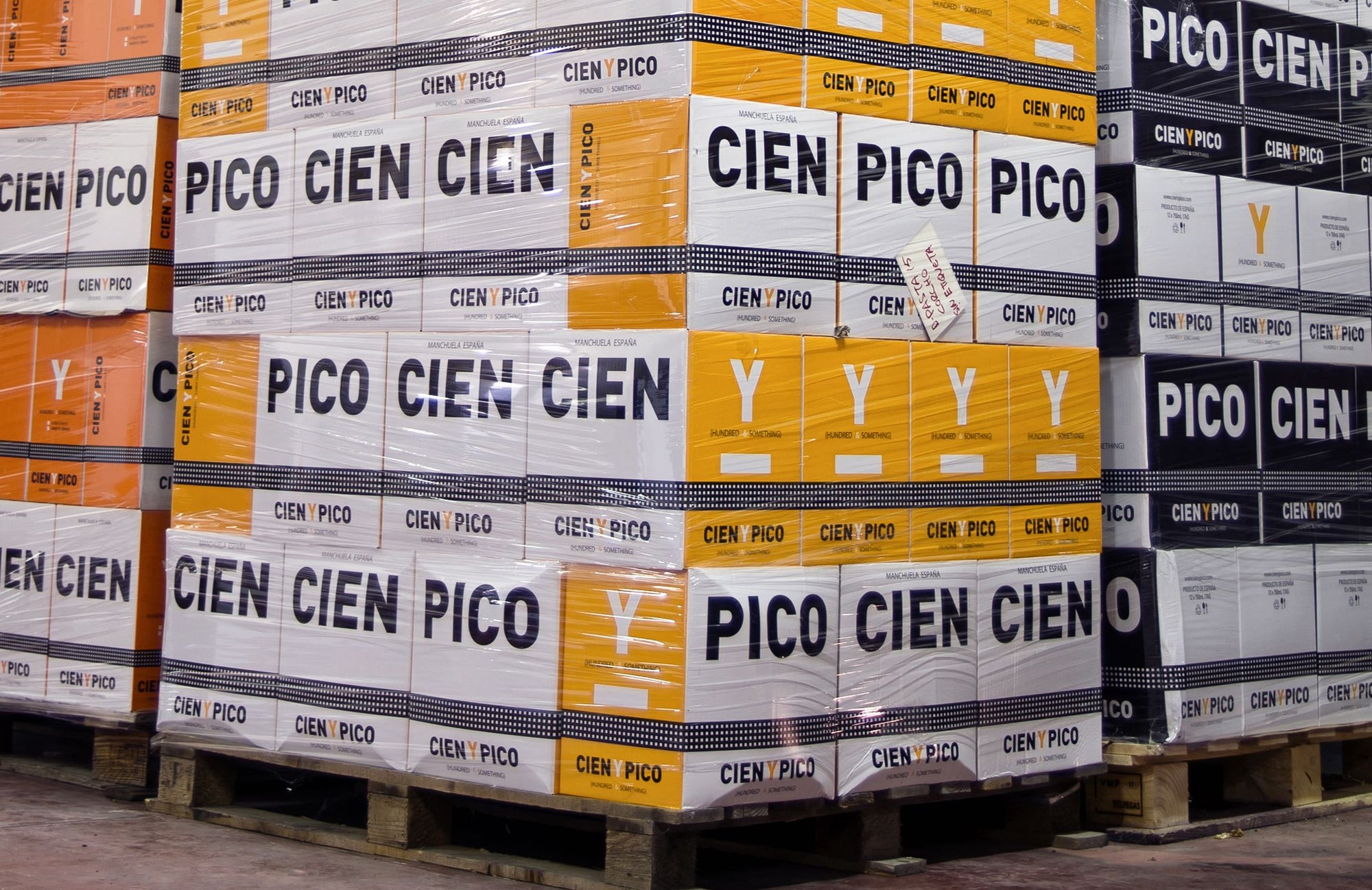 Pallets met dozen wijn klaar om geëxporteerd te worden