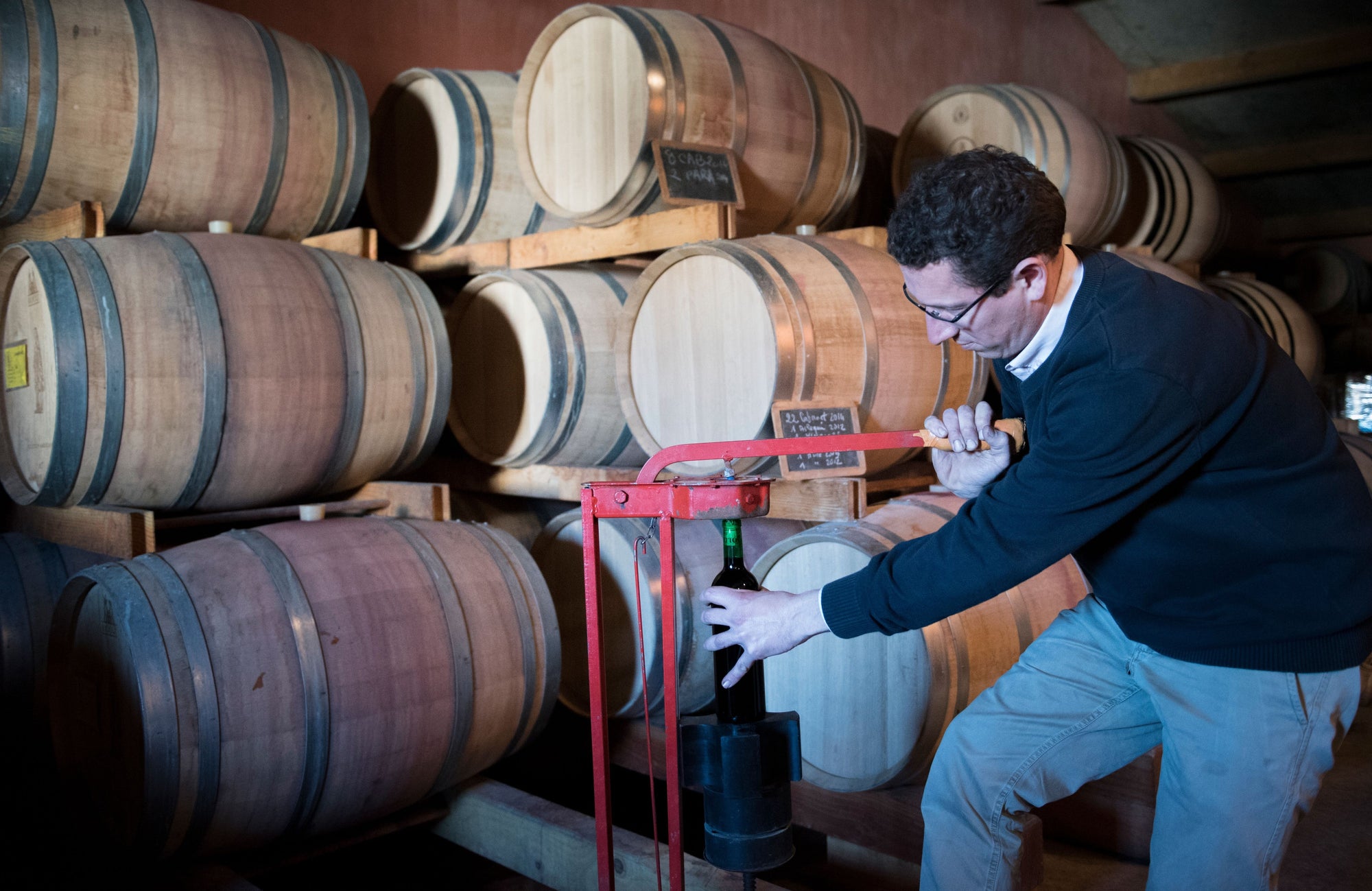 Wijnmaker François Teisserenc bottelt de Brut de Cuve