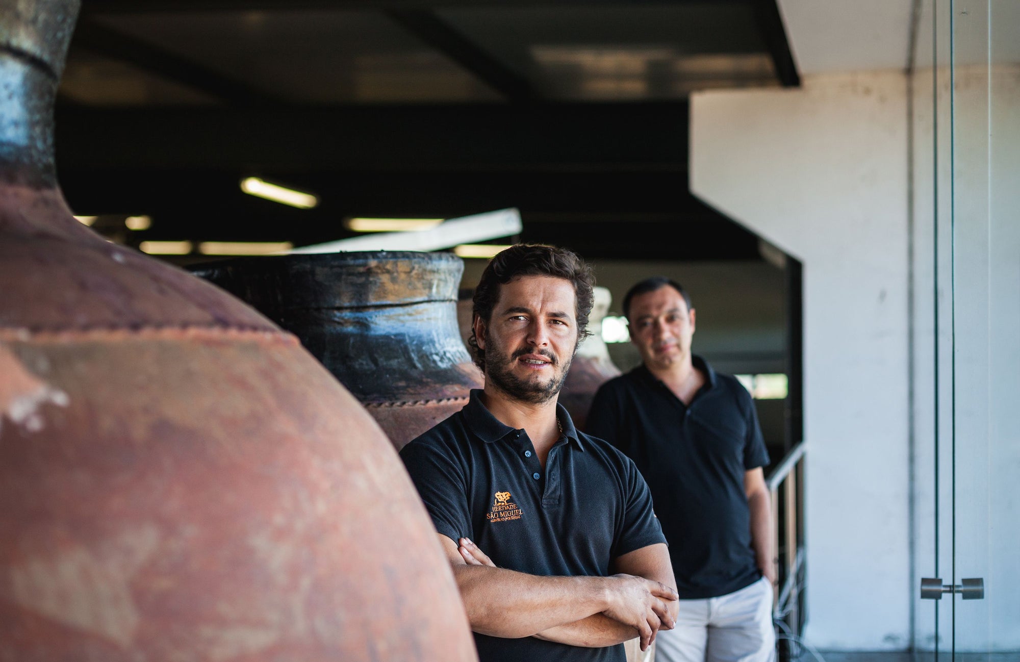 Wijnmakers Alexandre Relvas jr en Nuno Franco bij de amforen