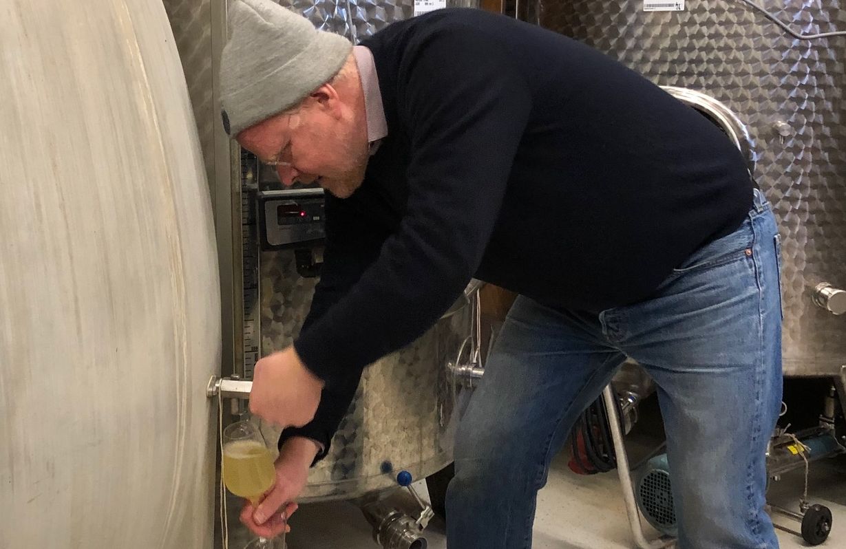 Jürgen tapt wijn uit betonnen ei