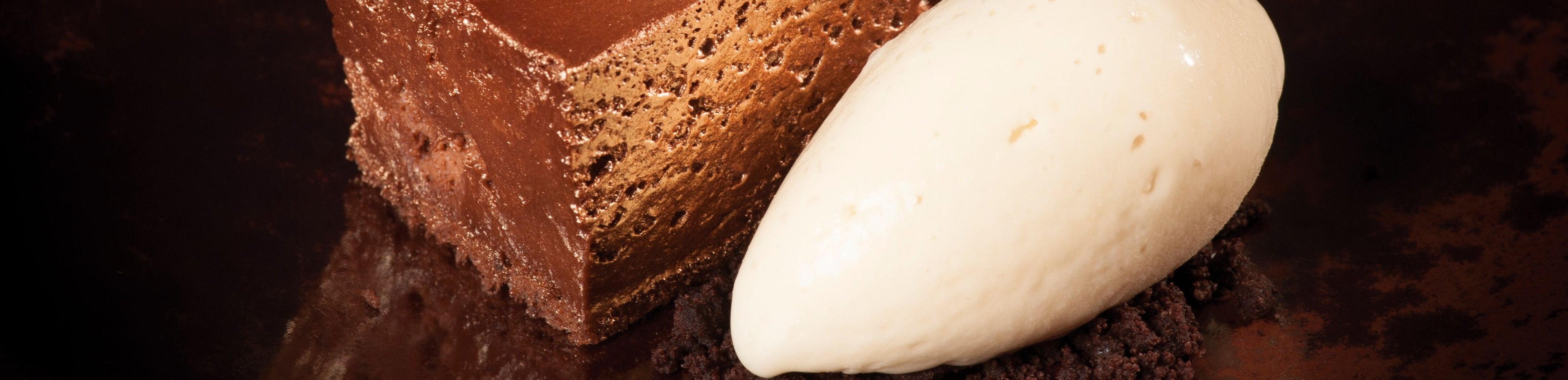 Dessert van chocolademousse en koffieroomijs