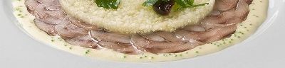 Dun gesneden Hollandse nieuwe met Granny Smith appeltjes, Taggiasca olijven en wasabi