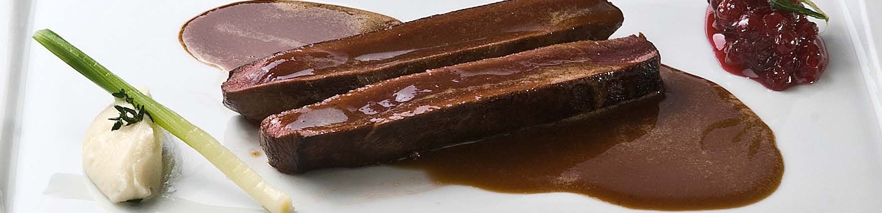 Filet van wilde haas, eigen jus, knolselderij en vossenbessen