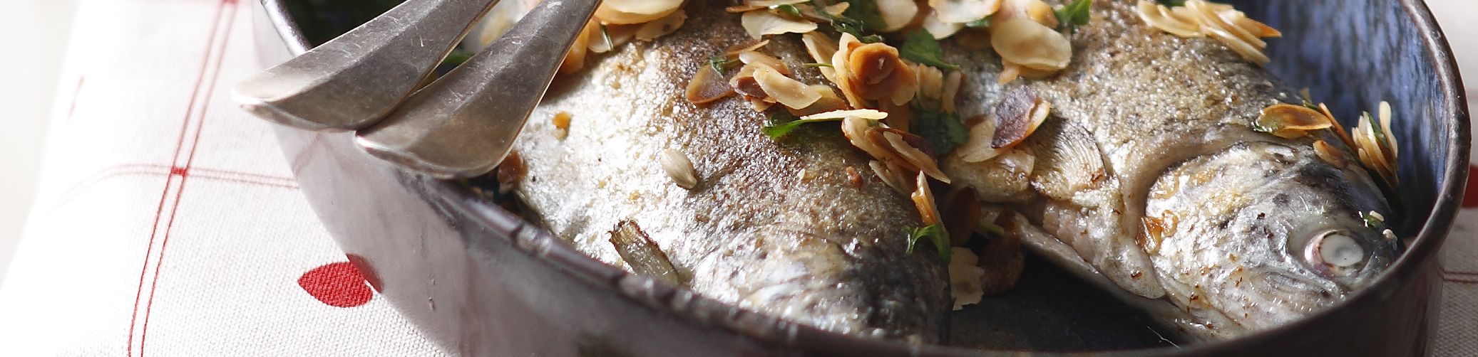Forel met amandelen