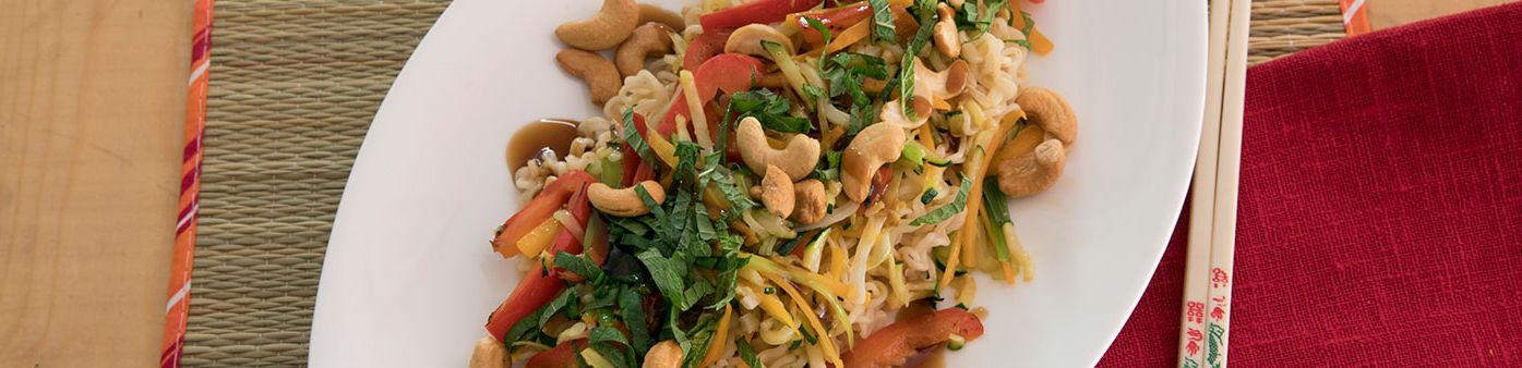 Noedels met groente en cashewnoten