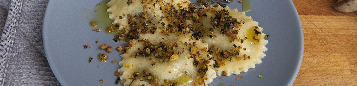 Ravioli met paddenstoelenvulling en pangrattato