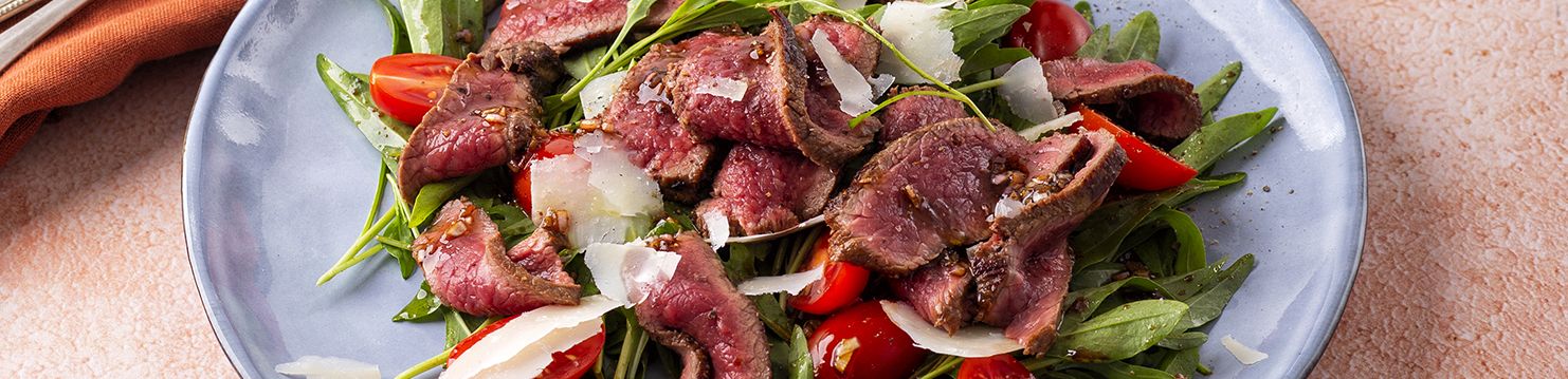 Tagliata di manzo met rucola en grana padano