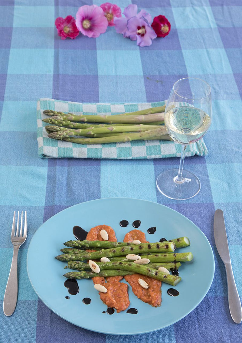 Groene asperges met Romescosaus