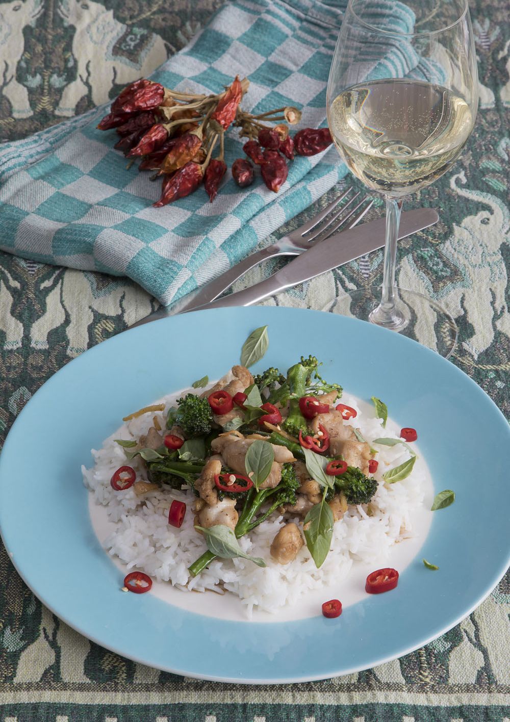 Roerbak van kip, chili en basilicum