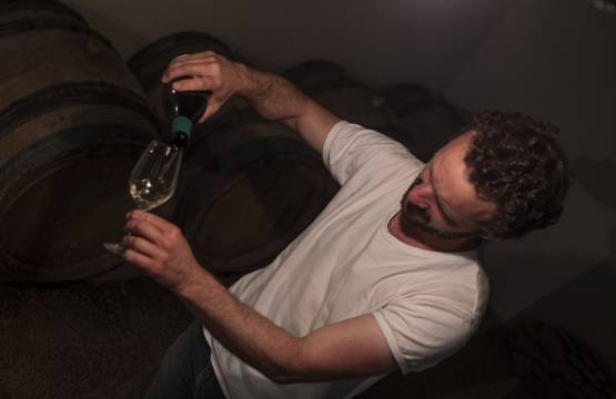 Wijnmaker Florent Rouve in de kelder